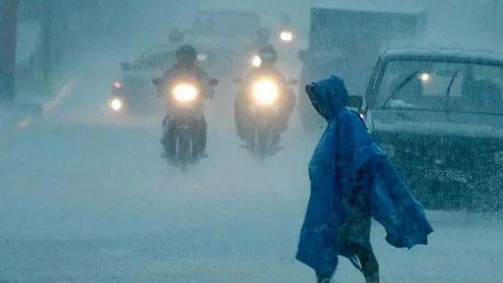 今日、雨と雷がインドネシアの多くの地域を脅かしている、BMKGは警戒することを思い出させる