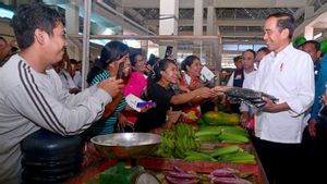 Kunjungi Pasar Melonguane Sulut, Jokowi Disambut Hangat Warga dan Pedagang