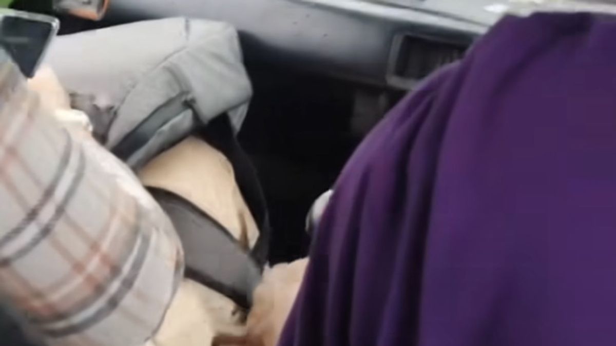 セルポンカリデレスアンコットの運転手が乗客の太ももに触れようとすると、警察はビデオを見て興味をそそられます