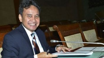 마헨드라 시레가르와 인나로 다자디에 이어 미르자 아디티아스와라도 OJK에서 물러났다.