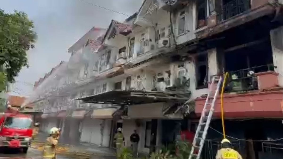 Un magasin dans le quartier vert de Jakbar a pris feu, des policiers continuent d'être éteint