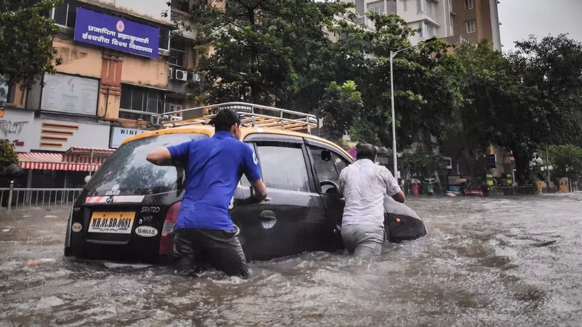 الهند تضررت من العاصفة الاستوائية دانا ، المدارس المغلقة ، تم إجلاء 300،000 شخص