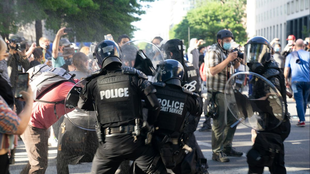 라파 혼돈의 안전지대 학살 항의 시위, 멕시코 주재 이스라엘 대사관 앞에서 최루탄 발사