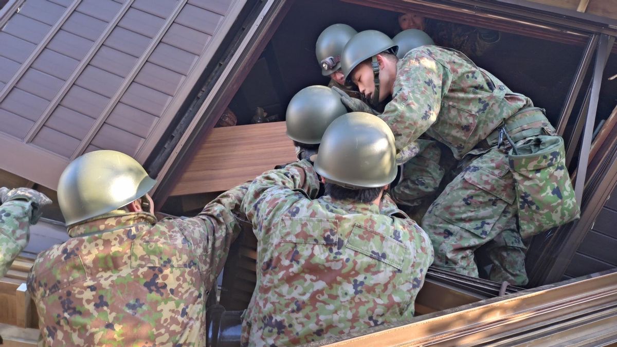 Japon : le bilan des victimes du tremblement de terre passe à 73 par les secouristes