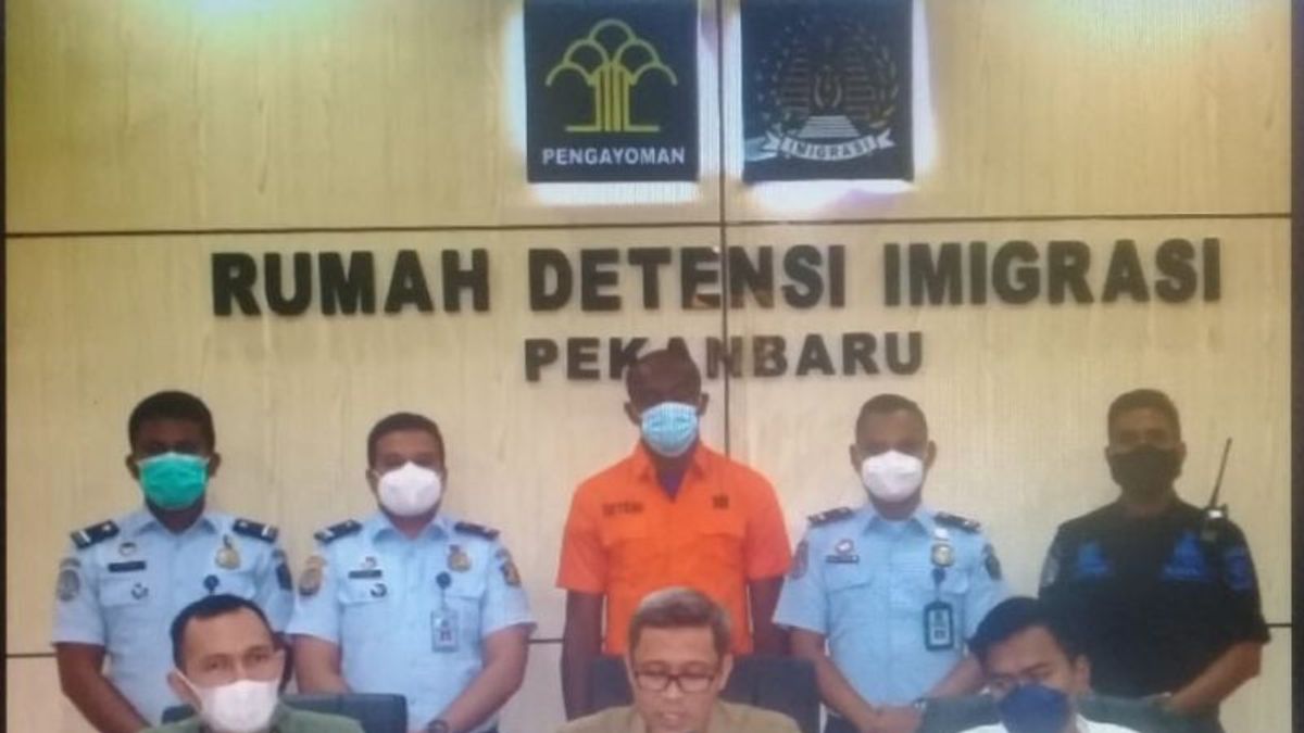 Deported To Malaysia, Nigerian Citizen Says Thank You To Pekanbaru Immigration Can Play Tennis And Chess