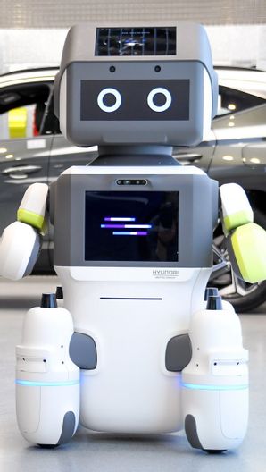 Dubai Robocafe Dining Sensation Served By Germany Made Robot