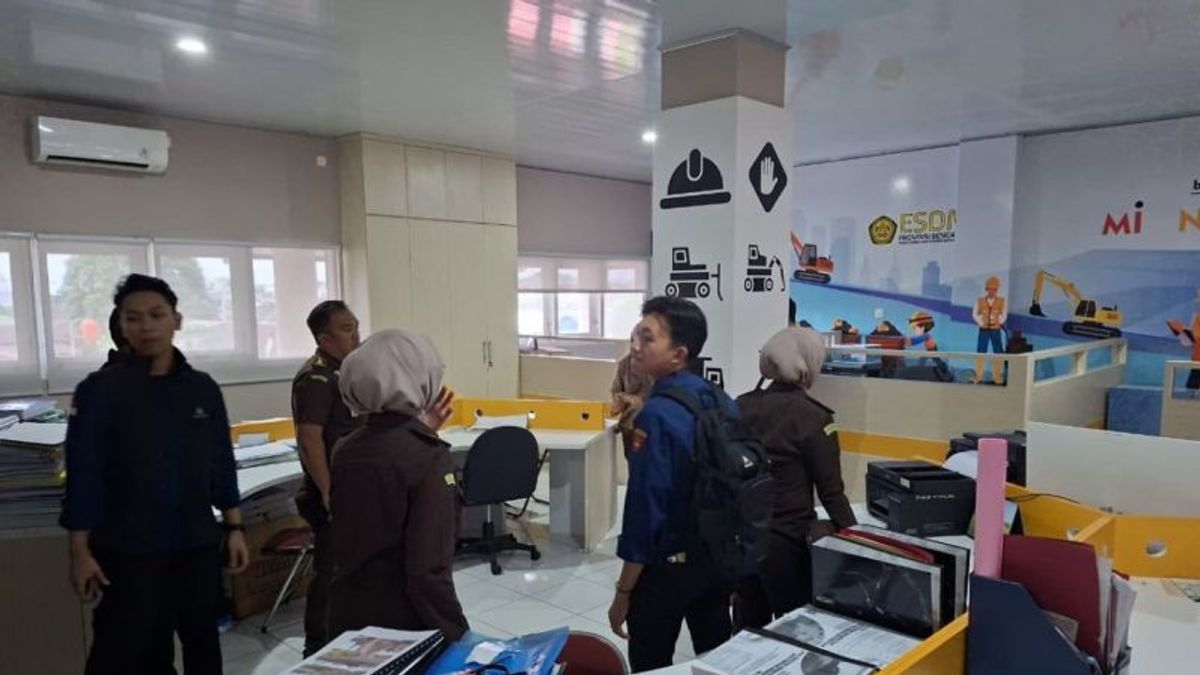 Kejati Geledah Kantor ESDM Bengkulu terkait Korupsi Tambang