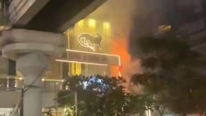 Billboard di Samping Mal Sarinah Terbakar, Api Padam Sebelum Damkar Tiba