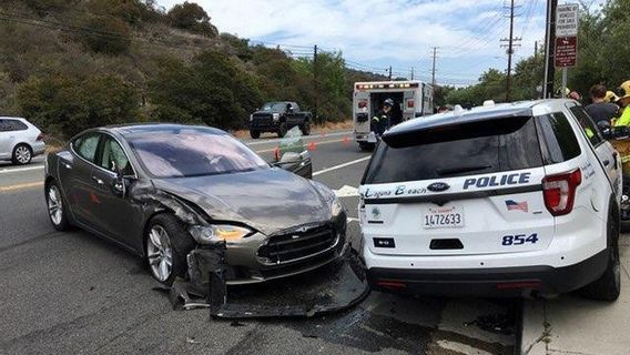 映画鑑賞の楽しさ、テスラのオートパイロットモードがパトカーに当たる