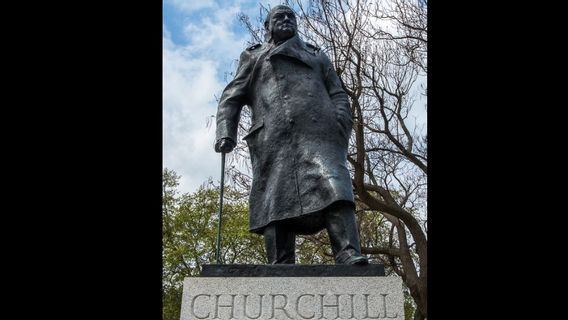 Le Premier Ministre Britannique Boris Johnson S’efforce De Protéger La Statue De Winston Churcill