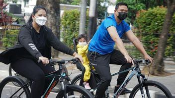 ボビー市長は、彼の妻と子供とメダンの周りをサイクリングするとき幸せです