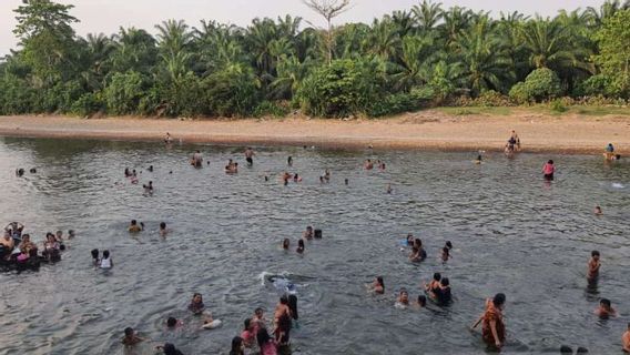 ようこそラマダン、ムコムコ・ベンクルの住民、川のバリマウを浸す