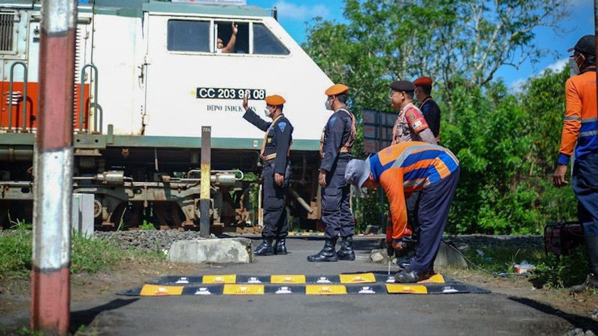 Kurangi Risiko Kecelakaan, KAI Yogyakarta Pasang Penurun Kecepatan di Perlintasan Tak Dijaga