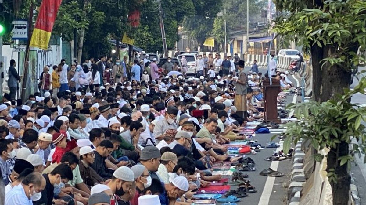 数以千计的会众热情地参加在丹那阿邦举行的穆罕默德开斋节祈祷
