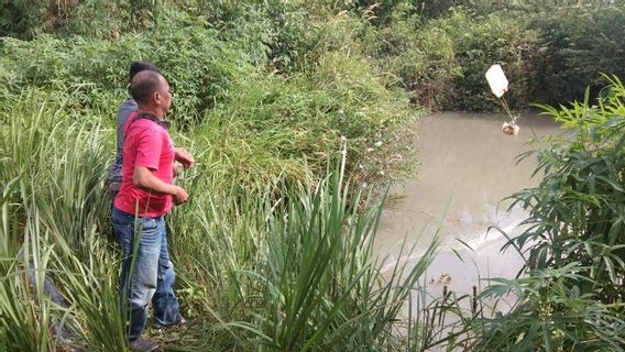 Officers Attempt To Catch Crocodiles Entering Residents' Ponds In Bintan