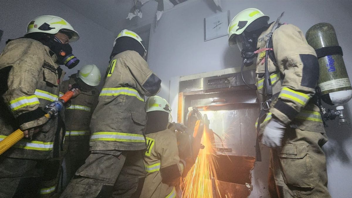 The Goods Lift At Omni Pulomas Hospital Caught Fire Due To The Fire Of Las