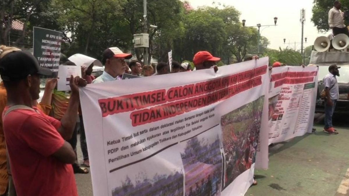 Indonesian KPU Invaded By Demonstrators From Papua, Masses Push Fences And Block Roads