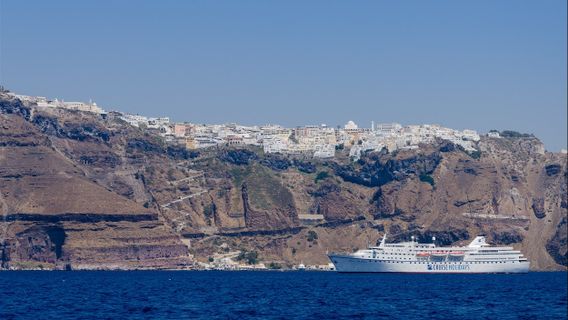 Santorini Yunani Kembali Sambut Kapal Pesiar Pasca-Gempa Bumi