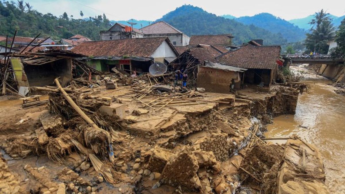茂物Cisarua村山洪暴发创伤的妇女和儿童，ICMI计划部署创伤治疗小组