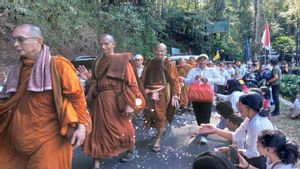 Walking From Semarang To Temanggung, Residents Welcome Thudong Hero's Arrival