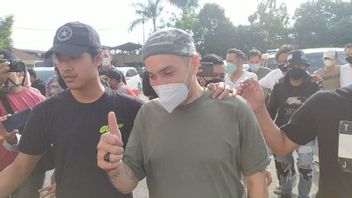 Gary Iskak Still Had The Time To Raise His Thumb When He Was Escorted By The Bandung Police After The Drug Party