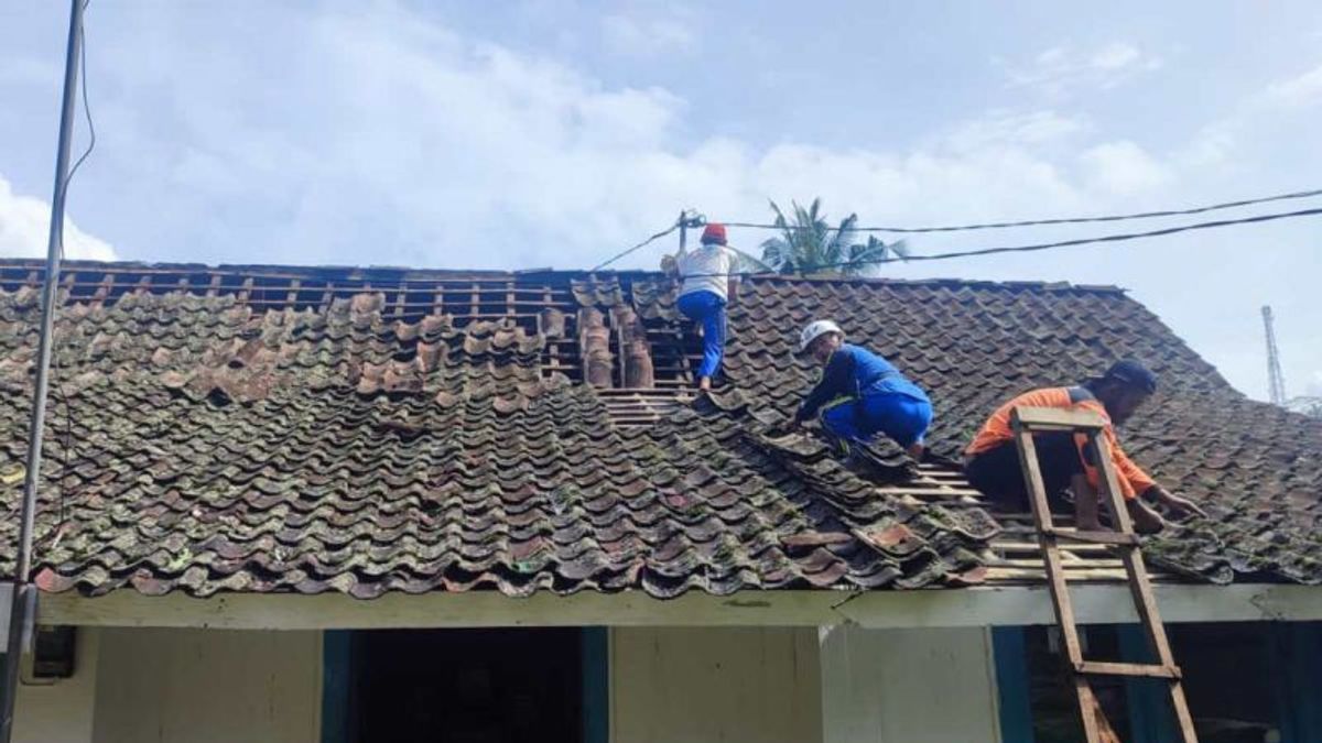 74 Houses In Sapuran Wonosobo Damaged By Tornadoes