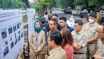 محافظ PJ في DKI Heru Budi يتحقق من مشروع تنشيط نهر Ciliwung - Pasar Baru