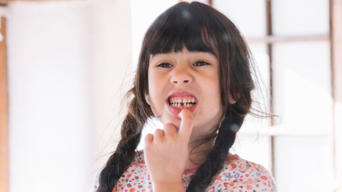 Un enfant souffrant d'olygodonie perd ses six dents