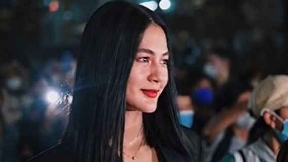 Berlenggak-lenggok Seperti di Catwalk, Intip Potret Paula Verhoeven Ramaikan Citayam Fashion Week