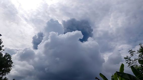 Kamis Pagi, Gunung Ibu Malut Lontarkan Abu Vulkanik hingga 5 KM