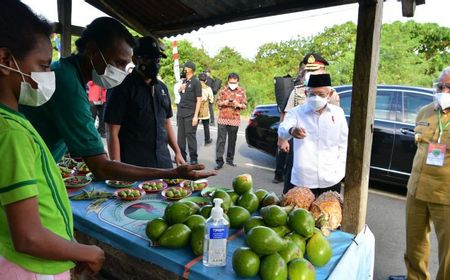 Di Tengah Perjalanan, Wapres Ma'ruf Amin Berhentikan Mobil Lalu Temui Mama-mama Pedagang Pinang di Manokwari