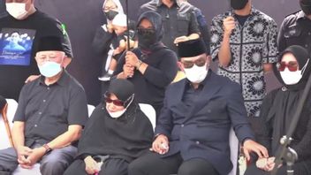 Ridwan Kamil Holds The Hand Of His Mother And Wife Atalia Ahead Of Eril's Funeral