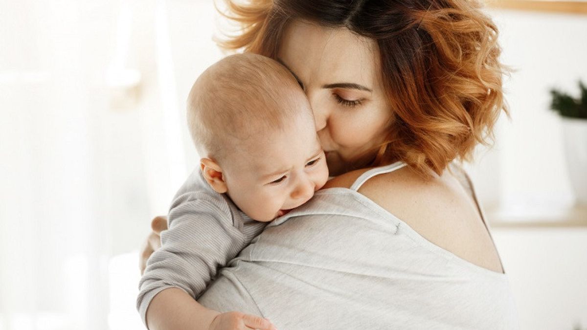 Pourquoi les bébés sont-ils si sensibles aux voix? normale ou normale?