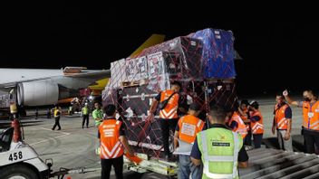 WSBKロジスティクス97.8トン輸送機がロンボク空港に到着
