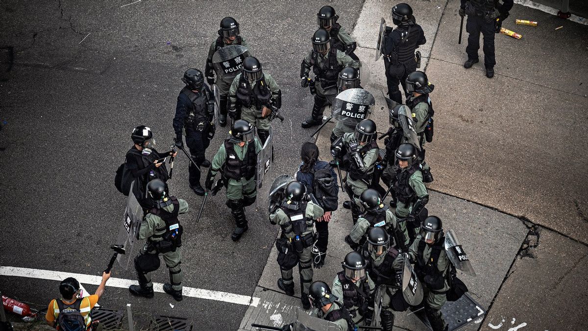 La Police De Hong Kong Fait Une Descente Au Stand D’information Qui Est Pro-démocratie, Six Personnes Arrêtées