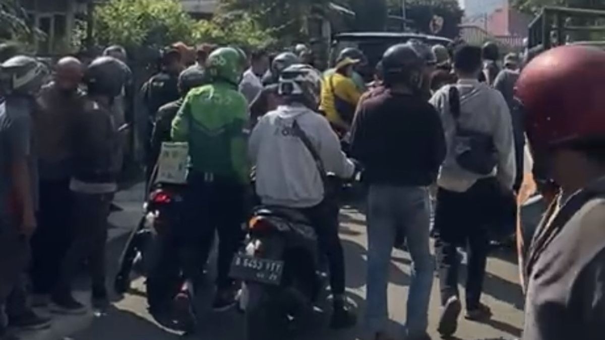 A Gang Of Motorcycle Thieves In Kebayoran Baru Beaten By The Mass