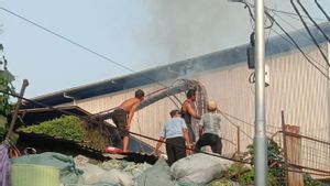 Kabel di Luar Gudang Kawasan Cengkareng Mendadak Keluarkan Api dan Terbakar