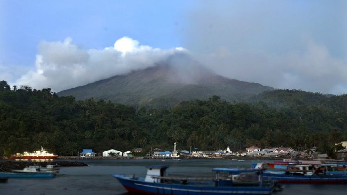 The Geological Agency Asks Residents Not To Be Close To Mount Karangetang Crater, North Sulawesi