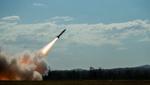 Presiden Trump Sebut AS akan Mengirim Lebih Banyak Senjata ke Ukraina