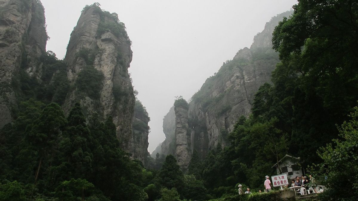 Crowded With Visitors, Tourists Stuck In The Cliff Of Mount Yandang For More Than An Hour