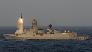 印度和俄罗斯布拉莫斯超音速巡航导弹击中目标，安装在新的导弹驱逐舰上