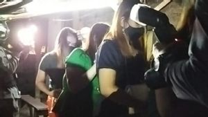 Sedang Asyik Pesta Miras, Para Perempuan Ini Kabur dan Sembunyi di Tempat Gelap saat Polisi Mendadak Masuk ke Dalam Kafe