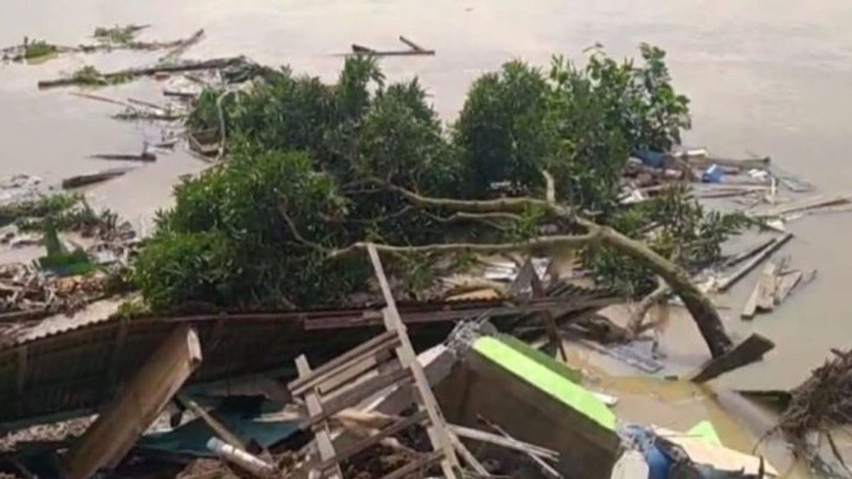 ムシ川のほとりの地すべりの犠牲者10人が避難