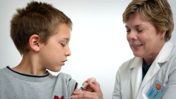 母のお父さん、6-11歳の子どもの予防接種に関するIDAIの最新の勧告に注意してください