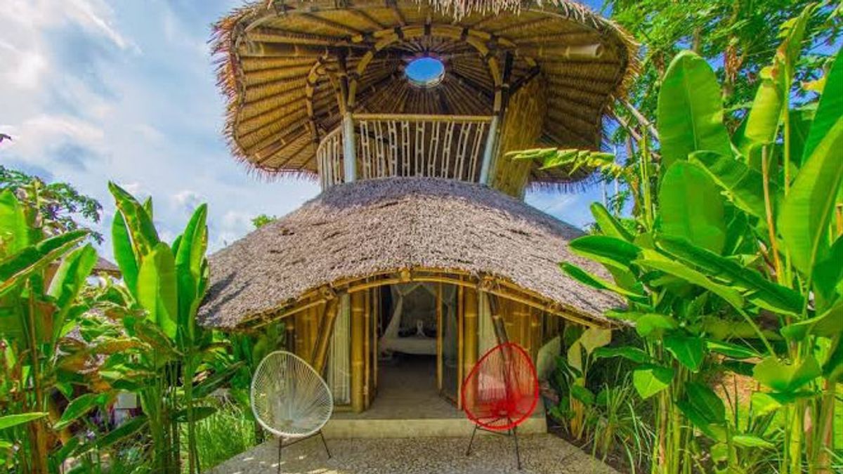 全景物业向消费者提交 AJB，并展示巴厘岛风格的竹别墅