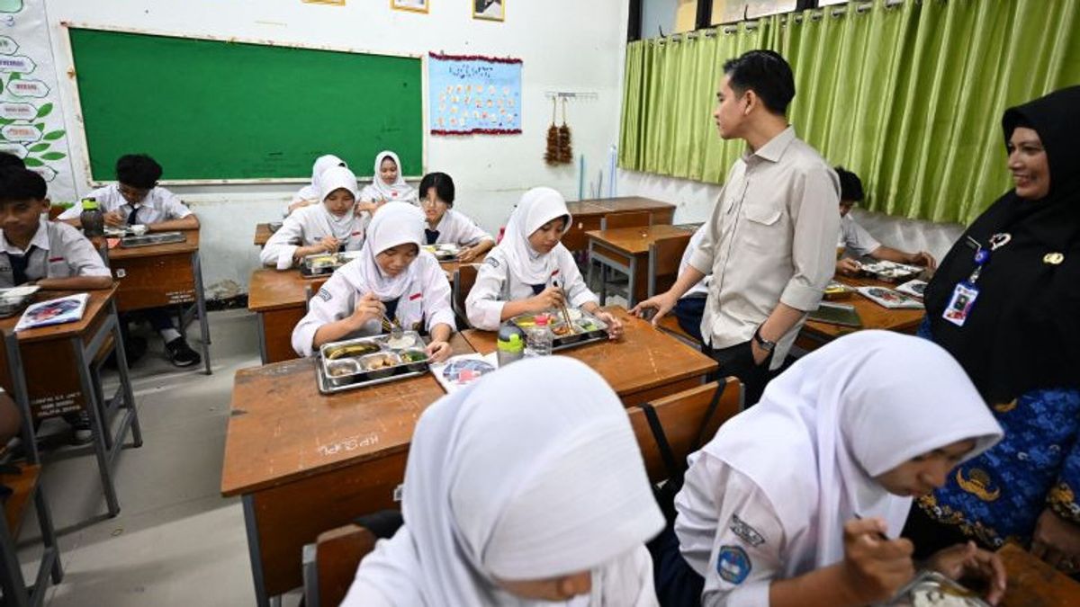 Wapres Gibran Blusukan ke Dapur Sekolah Cek Menu MBG