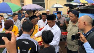 After Distributing Free Lunch, Jaro Ade Visits The Tomb Of The Former Chairman Of The Bogor Regency DPRD