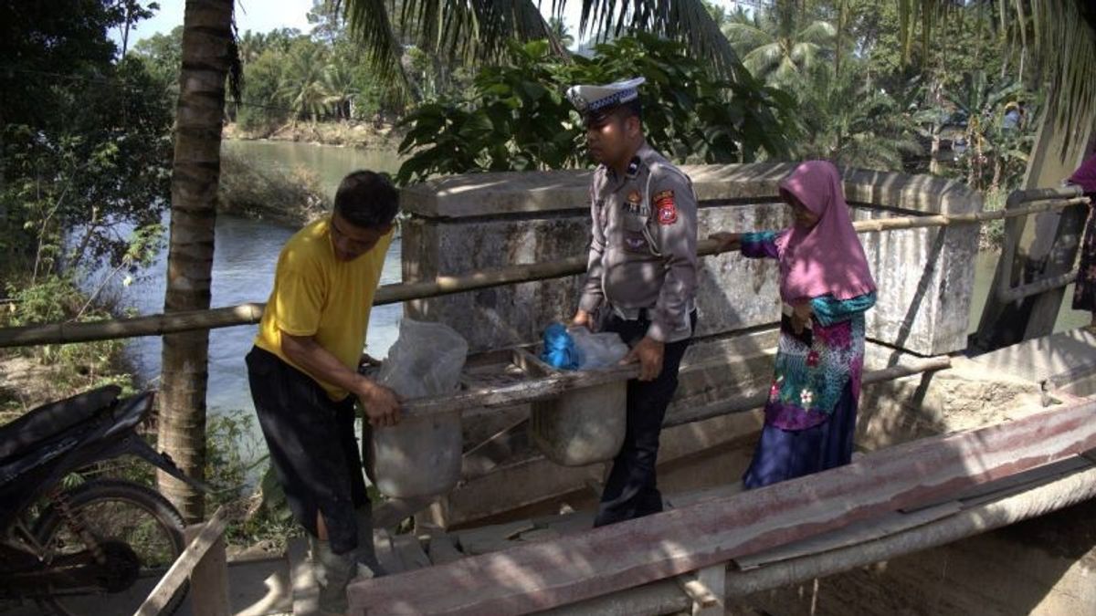 Le gouverneur d’Endus pratique des décharges sauvages sur le site des inondations de Sumatra occidental