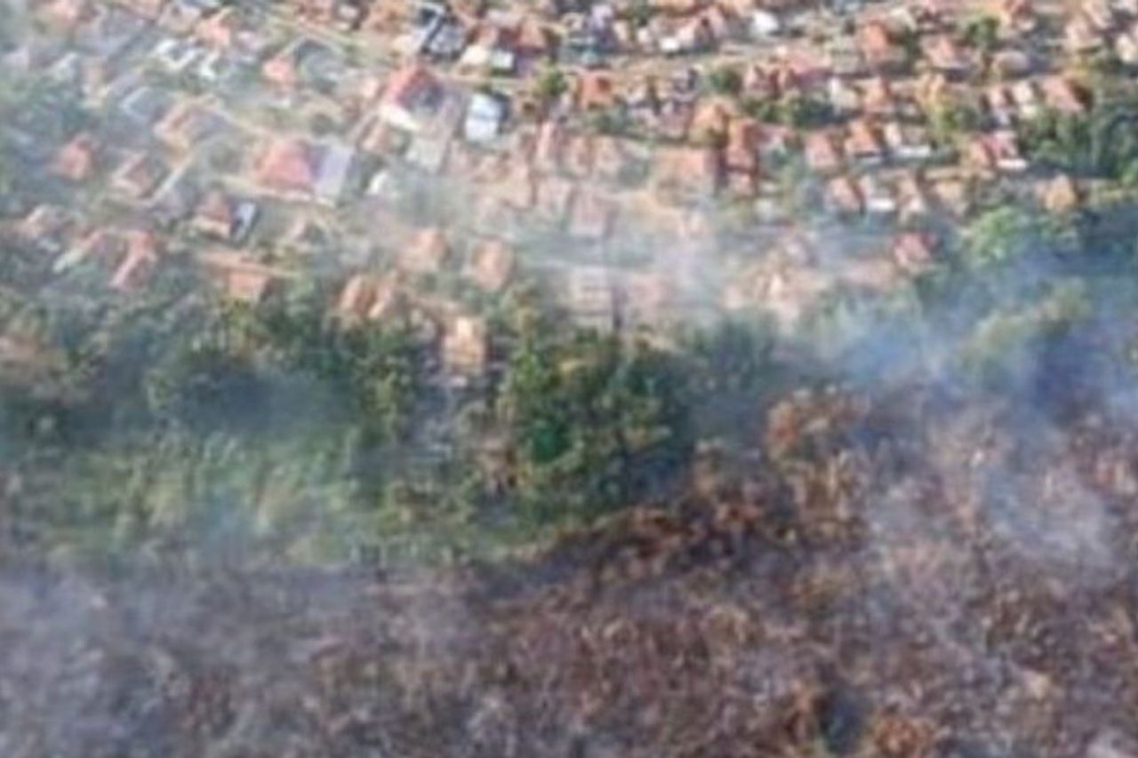 ロタン川ムアラエニムの森林火災と土地火災は住宅地に合意