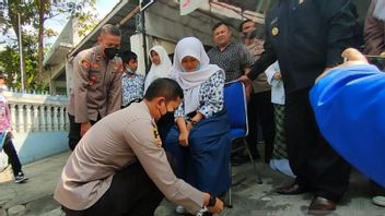 Elementary-high School Students Who Were Victims Of Flash Floods In Garut Can Smile, Now They Don't Need To Borrow Shoes After Receiving 700 Pairs From The Police